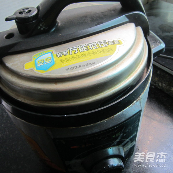 拆骨<a href=/shicai/shuichanpin/HaiDai/index.html target=_blank><u>海带</u></a>汤的做法