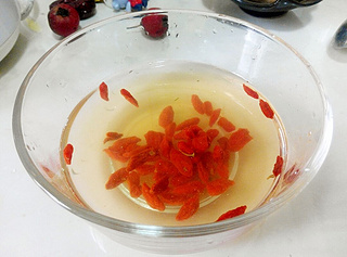 <a href=/shicai/guopin/MuGua/index.html target=_blank><u>木瓜</u></a><a href=/shicai/shucai/YinEr/index.html target=_blank><u>银耳</u></a>糖水