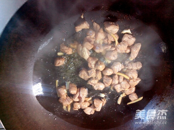 <a href=/shicai/shucai/ZhaCai/index.html target=_blank><u>榨菜</u></a>炒肉的做法