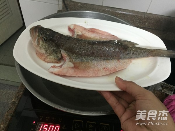 <a href=/shicai/shuichanpin/LuYu/index.html target=_blank><u>鲈鱼</u></a>怎么做好吃——蒜香<a href=/shicai/shuichanpin/LuYu/index.html target=_blank><u>鲈鱼</u></a>的做法