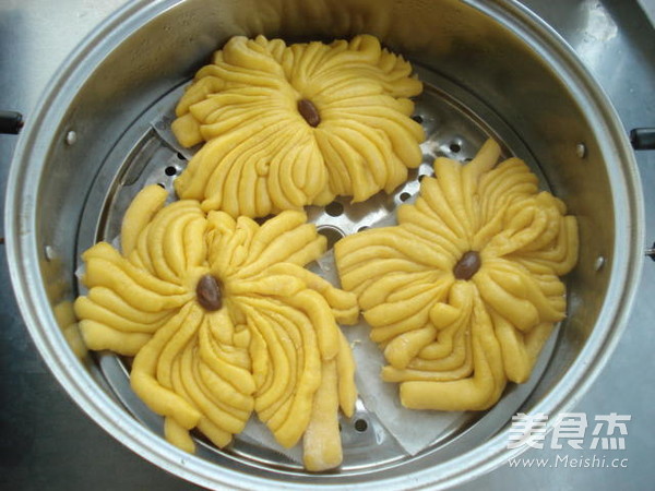 <a href=/shicai/shucai/JuHua/index.html target=_blank><u>菊花</u></a>馒头的做法