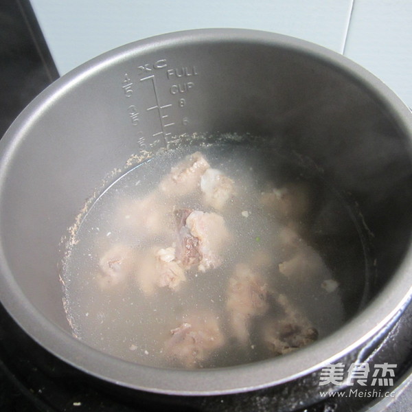 <a href=/shicai/rouqin/PaiGu/index.html target=_blank><u>排骨</u></a><a href=/shicai/mimian/FenPi/index.html target=_blank><u>粉皮</u></a>汤的做法