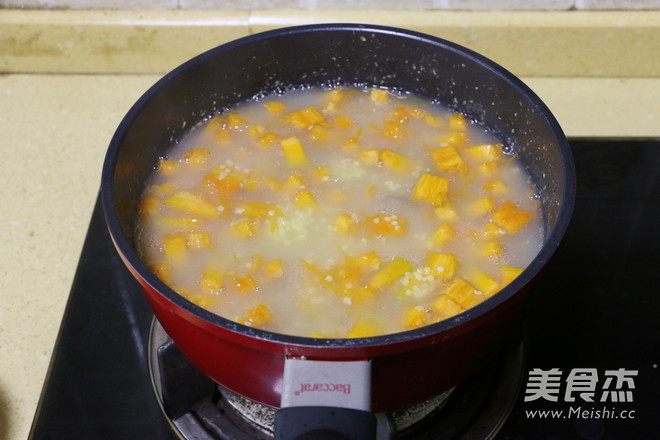 <a href=/shicai/mimian/XiaoMi/index.html target=_blank><u>小米</u></a>红<a href=/shicai/guopin/Zao/index.html target=_blank><u>枣</u></a><a href=/shicai/shucai/NanGua/index.html target=_blank><u>南瓜</u></a>粥的做法