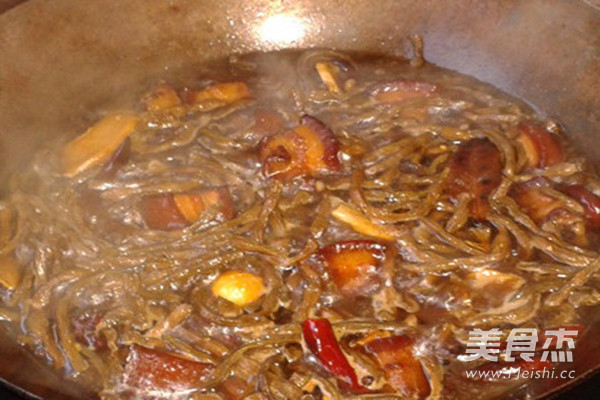 干<a href=/shicai/shucai/JiangDou/index.html target=_blank><u>豇豆</u></a>烧肉的做法