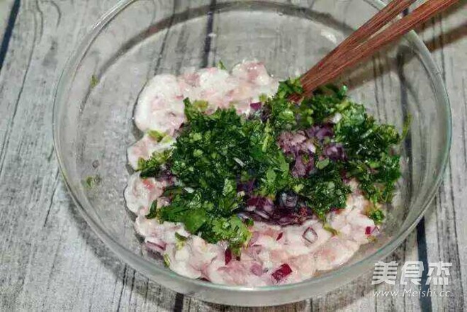 春季提高抵抗力,一定给孩子多吃<a href=/shicai/shucai/LianOu/index.html target=_blank><u>莲<a href=/shicai/shucai/Ou/index.html target=_blank><u>藕</u></a></u></a>!味道超赞的<a href=/shicai/shucai/Ou/index.html target=_blank><u>藕</u></a>香肉饼!的做法