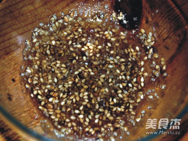 <a href=/shicai/shuichanpin/SanWenYu/index.html target=_blank><u>三文鱼</u></a><a href=/shicai/shucai/LuoBo/index.html target=_blank><u>萝卜</u></a>丝拌<a href=/shicai/shuichanpin/HaiZhe/index.html target=_blank><u>海蜇</u></a>的做法