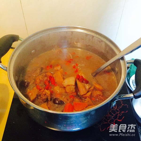 <a href=/shicai/shucai/LianOu/index.html target=_blank><u>莲<a href=/shicai/shucai/Ou/index.html target=_blank><u>藕</u></a></u></a>猪骨汤的做法