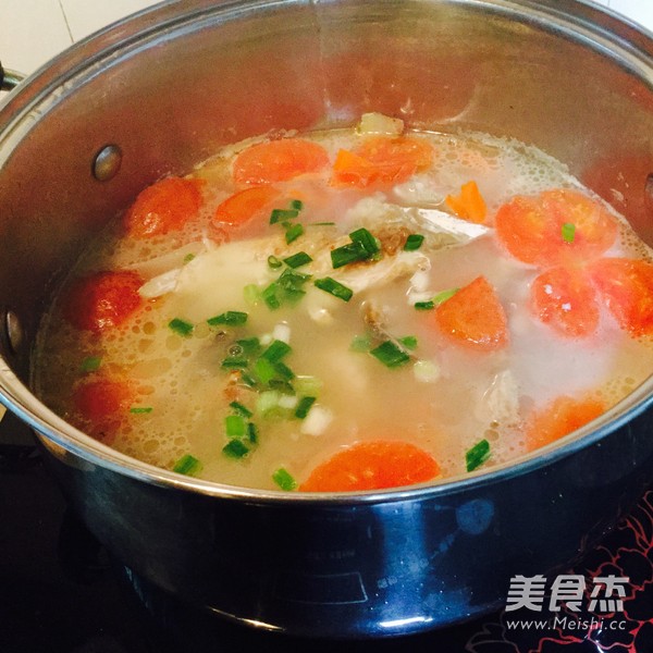 番茄<a href=/shicai/shuichanpin/YuYuTou/index.html target=_blank><u>鱼头</u></a>汤的做法
