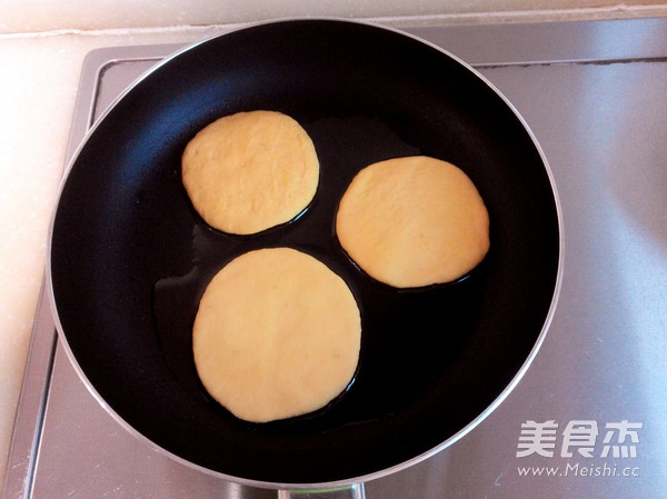 <a href=/shicai/shucai/HongShu/index.html target=_blank><u>红薯</u></a>饼的做法