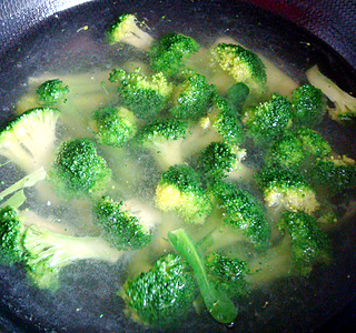 蒜蓉<a href=/shicai/shucai/XiLanHua/index.html target=_blank><u>西兰花</u></a>