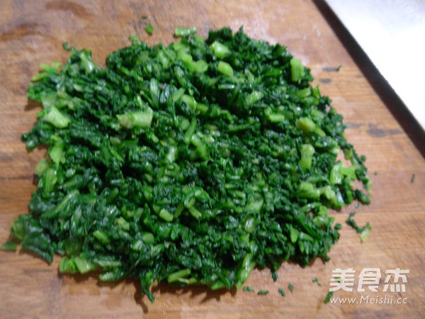 <a href=/shicai/mimian/XiangGan/index.html target=_blank><u>香干</u></a>蒿菜馅春卷的做法