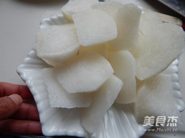 白<a href=/shicai/shucai/LuoBo/index.html target=_blank><u>萝卜</u></a><a href=/shicai/rouqin/LeiPai/index.html target=_blank><u>肋排</u></a>汤的做法