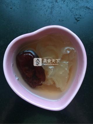 红<a href=/shicai/guopin/Zao/index.html target=_blank><u>枣</u></a><a href=/shicai/shucai/YinEr/index.html target=_blank><u>银耳</u></a>汤