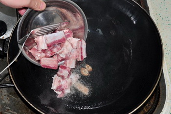 红烧<a href=/shicai/rouqin/PaiGu/index.html target=_blank><u>排骨</u></a>面步骤