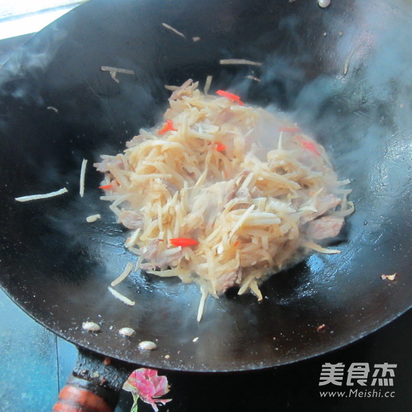 白<a href=/shicai/shucai/LuoBo/index.html target=_blank><u>萝卜</u></a>丝炒肉的做法