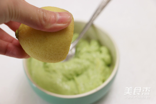 <a href=/shicai/guopin/NuiYouGuo/index.html target=_blank><u><a href=/shicai/guopin/NiuYouGuo/index.html target=_blank><u>牛油果</u></a></u></a><a href=/shicai/mimian/YiMian/index.html target=_blank><u>意面</u></a>的做法