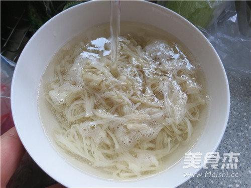 凉拌<a href=/shicai/shucai/KuJu/index.html target=_blank><u>苦菊</u></a>金针菇的做法