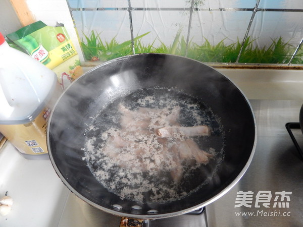 白<a href=/shicai/shucai/LuoBo/index.html target=_blank><u>萝卜</u></a><a href=/shicai/rouqin/LeiPai/index.html target=_blank><u>肋排</u></a>汤的做法