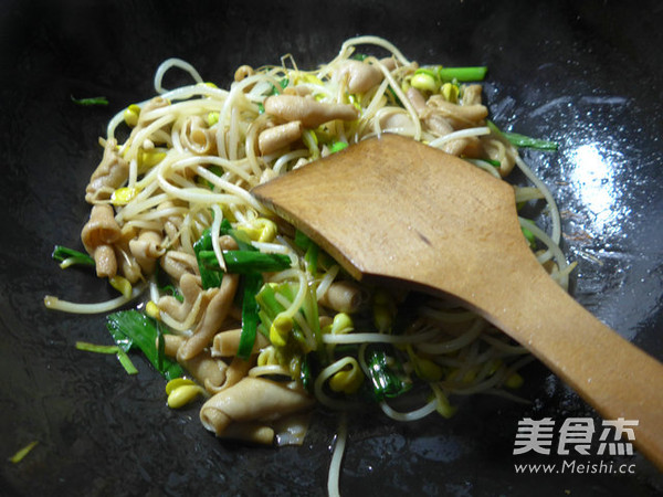 <a href=/shicai/rouqin/E/index.html target=_blank><u>鹅</u></a>肠炒<a href=/shicai/shucai/HuangDouYa/index.html target=_blank><u><a href=/shicai/mimian/HuangDou/index.html target=_blank><u>黄豆</u></a>芽</u></a>的做法