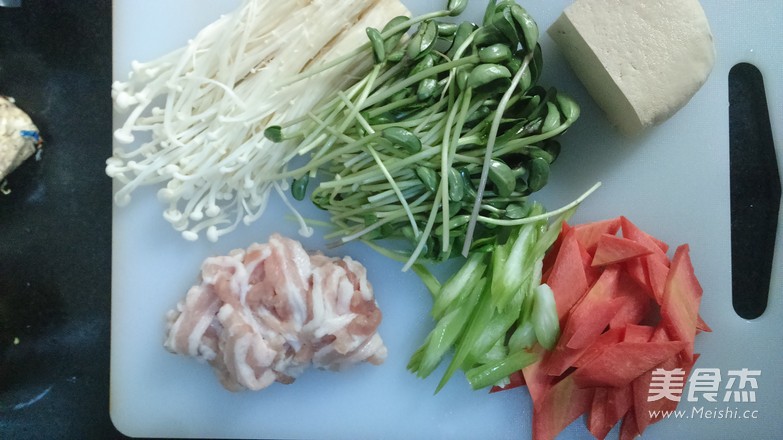 <a href=/shicai/rouqin/ZhuRou/index.html target=_blank><u>猪肉</u></a>味噌汤的做法