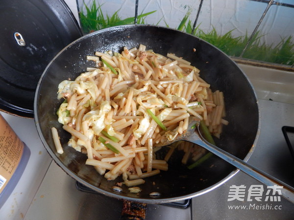 蛋皮<a href=/shicai/rouqin/HuoTui/index.html target=_blank><u>火腿</u></a>炒<a href=/shicai/mimian/NianGao/index.html target=_blank><u>年糕</u></a>的做法