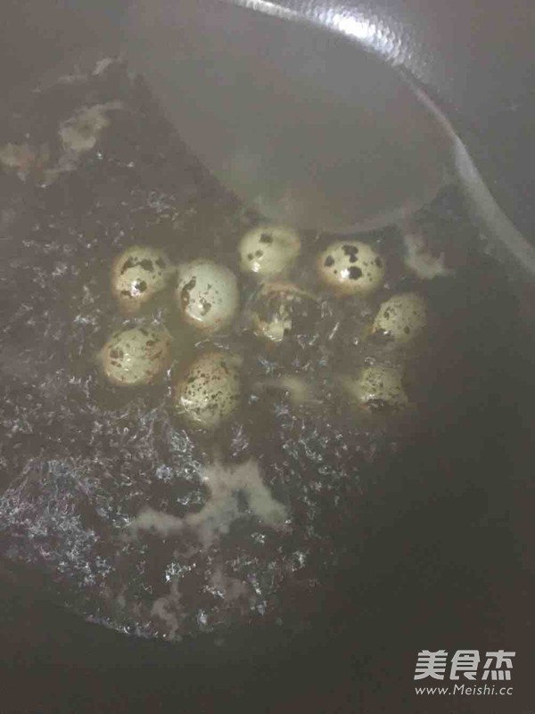 五香<a href=/shicai/rouqin/AnChun/index.html target=_blank><u>鹌鹑</u></a>蛋的做法