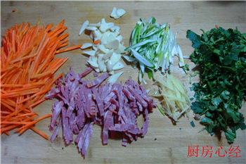 炒龙须<a href=/shicai/mimian/GuaMian/index.html target=_blank><u>挂面</u></a>步骤2