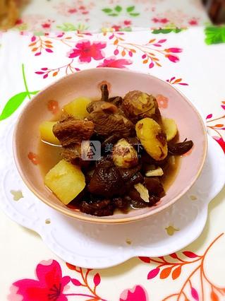 红松菇<a href=/shicai/shucai/BanLi/index.html target=_blank><u>板栗</u></a>炖小鸡汤