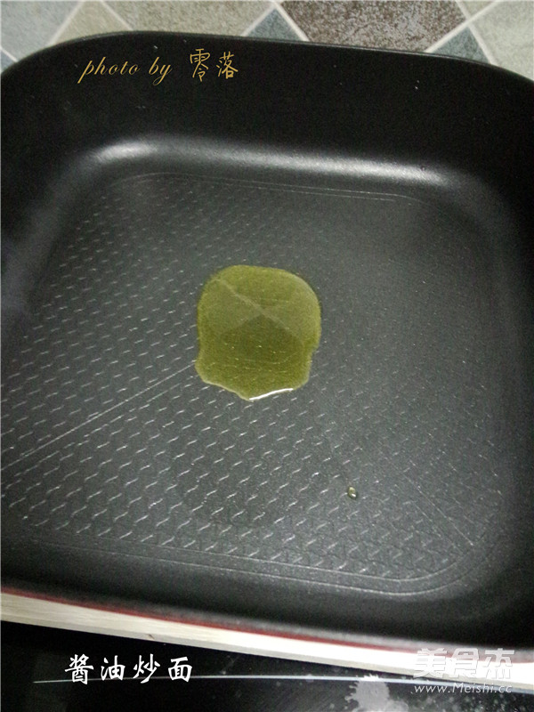 <a href=/shicai/mimian/JiangYou/index.html target=_blank><u>酱油</u></a>炒面的做法