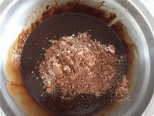 古典<a href=/shicai/mimian/QiaoKeLi/index.html target=_blank><u>巧克力</u></a>蛋糕步骤7