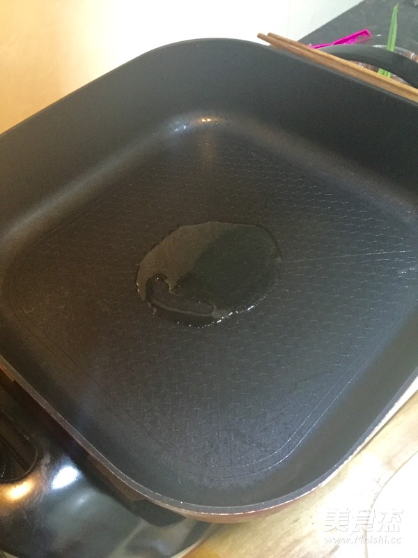 肉片炒<a href=/shicai/shucai/CaiXin/index.html target=_blank><u>菜心</u></a>的做法