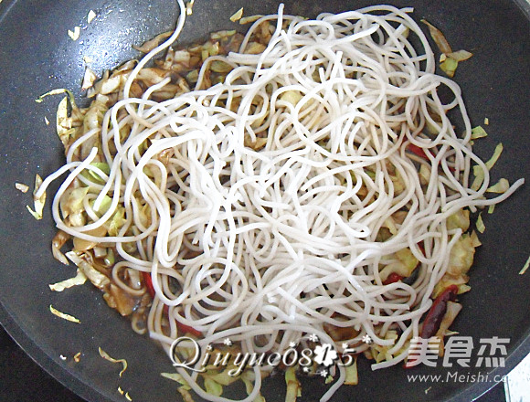 <a href=/shicai/shucai/YuanBaiCai/index.html target=_blank><u>圆<a href=/shicai/shucai/BaiCai/index.html target=_blank><u>白菜</u></a></u></a>炒<a href=/shicai/mimian/FenSi/index.html target=_blank><u>粉丝</u></a>的做法