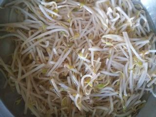 <a href=/shicai/guopin/ZhiMa/index.html target=_blank><u>芝麻</u></a>酱凉拌<a href=/shicai/shucai/HuangGua/index.html target=_blank><u>黄瓜</u></a>豆<a href=/shicai/shucai/YaCai/index.html target=_blank><u>芽菜</u></a>