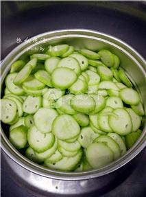 <a href=/shicai/shucai/SiGua/index.html target=_blank><u>丝瓜</u></a>肉汤