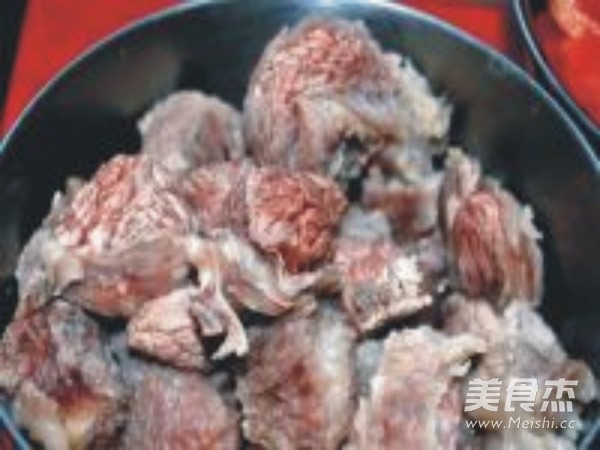 咖喱<a href=/shicai/shucai/TuDou/index.html target=_blank><u>土豆</u></a><a href=/shicai/rouqin/NiuNan/index.html target=_blank><u>牛腩</u></a>汤的做法