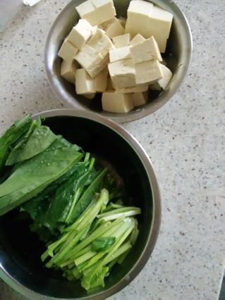 <a href=/shicai/shucai/BoCai/index.html target=_blank><u>菠菜</u></a>羊汤炖<a href=/shicai/mimian/DouFu/index.html target=_blank><u>豆腐</u></a>