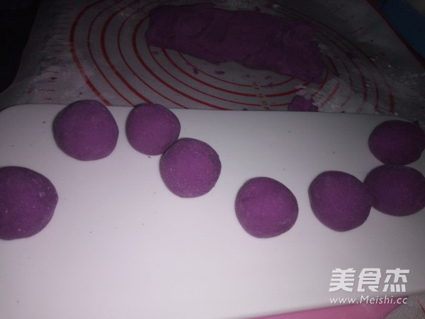 <a href=/shicai/shucai/ZiShu/index.html target=_blank><u>紫薯</u></a><a href=/shicai/mimian/ZhiShi/index.html target=_blank><u>芝士</u></a>球（两吃）的做法