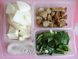 白<a href=/shicai/shucai/LuoBo/index.html target=_blank><u>萝卜</u></a>炖<a href=/shicai/mimian/DouFu/index.html target=_blank><u>豆腐</u></a>小砂锅