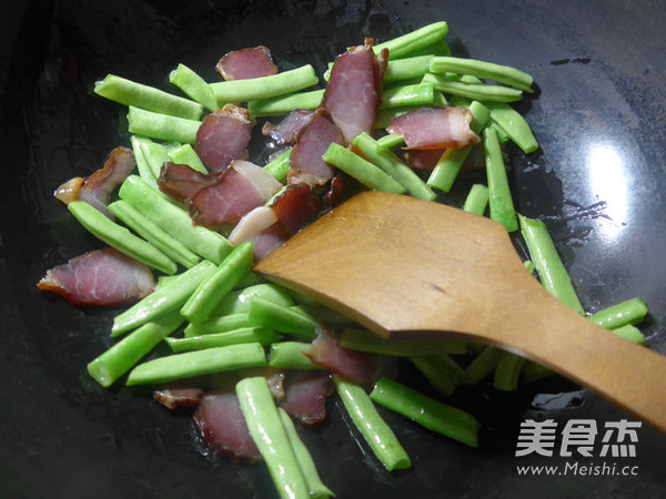 <a href=/shicai/shucai/MoGu/index.html target=_blank><u>蘑菇</u></a>酱肉炒梅豆的做法