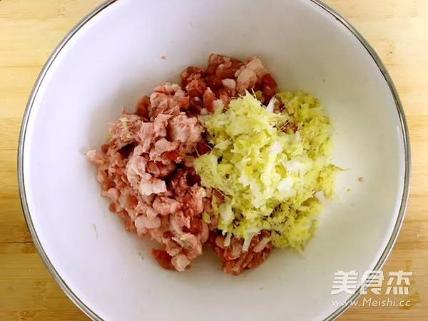 <a href=/shicai/shucai/YuanBaiCai/index.html target=_blank><u>圆<a href=/shicai/shucai/BaiCai/index.html target=_blank><u>白菜</u></a></u></a><a href=/shicai/rouqin/ZhuRou/index.html target=_blank><u>猪肉</u></a>水饺的做法