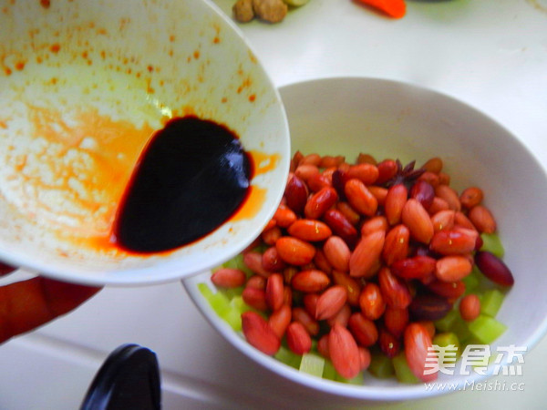 <a href=/shicai/shucai/WoSun/index.html target=_blank><u>莴笋</u></a>凉拌<a href=/shicai/guopin/HuaSheng/index.html target=_blank><u>花生</u></a>米的做法