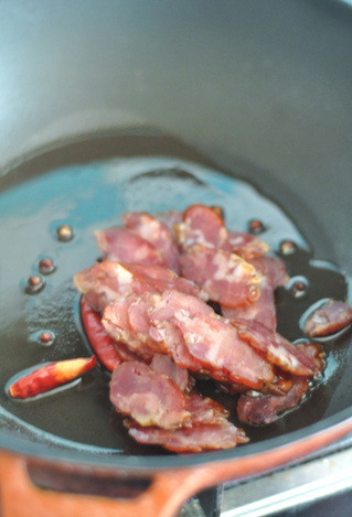 <a href=/shicai/shucai/HeLanDou/index.html target=_blank><u>荷兰豆</u></a>炒腊肠