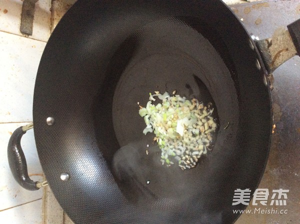 <a href=/shicai/shucai/XingBaoGu/index.html target=_blank><u><a href=/shicai/guopin/Xing/index.html target=_blank><u>杏</u></a>鲍菇</u></a><a href=/shicai/shucai/HuLuoBo/index.html target=_blank><u>胡<a href=/shicai/shucai/LuoBo/index.html target=_blank><u>萝卜</u></a></u></a>肉酱的做法