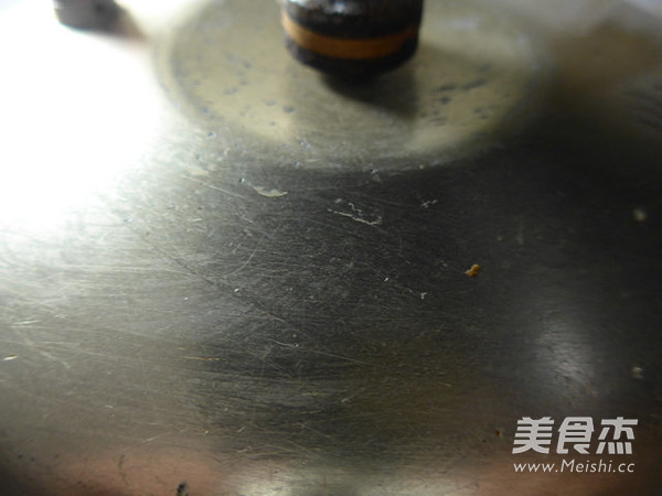 青<a href=/shicai/mimian/HuangDou/index.html target=_blank><u>黄豆</u></a><a href=/shicai/rouqin/WuHuaRou/index.html target=_blank><u>五花肉</u></a>汤的做法