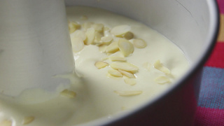 <a href=/shicai/mimian/NiuNai/index.html target=_blank><u>牛奶</u></a><a href=zt/qifengdg target=_blank><u>戚风蛋糕</u></a>