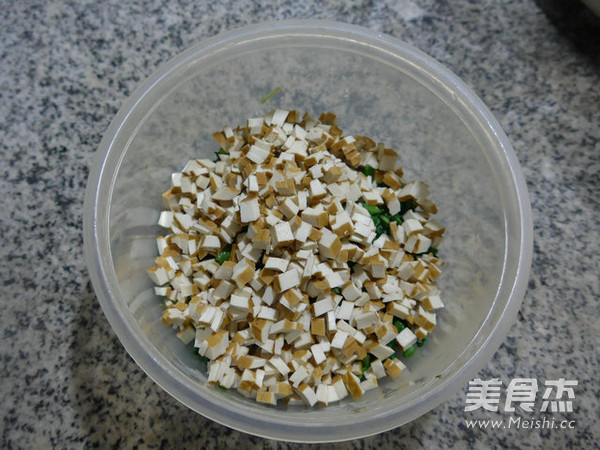 <a href=/shicai/mimian/XiangGan/index.html target=_blank><u>香干</u></a>蒿菜馅春卷的做法