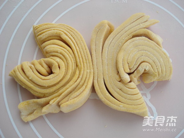 <a href=/shicai/shucai/JuHua/index.html target=_blank><u>菊花</u></a>馒头的做法