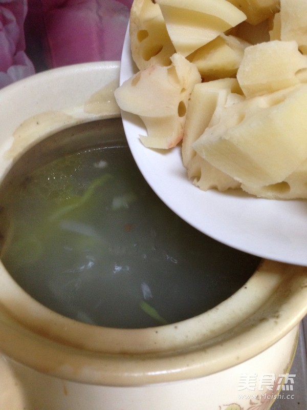 <a href=/shicai/rouqin/JiGu/index.html target=_blank><u>脊骨</u></a><a href=/shicai/shucai/LianOu/index.html target=_blank><u>莲<a href=/shicai/shucai/Ou/index.html target=_blank><u>藕</u></a></u></a>汤的做法