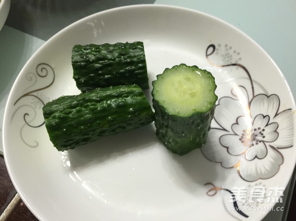 <a href=/shicai/shucai/XiQin/index.html target=_blank><u>西芹</u></a><a href=/shicai/shucai/HuangGua/index.html target=_blank><u>黄瓜</u></a><a href=/shicai/guopin/PingGuo/index.html target=_blank><u>苹果</u></a>汁的做法