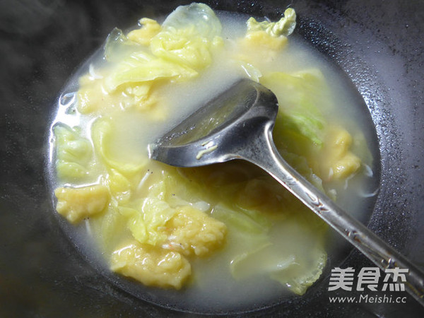 虾皮<a href=/shicai/shucai/YuanBaiCai/index.html target=_blank><u>圆<a href=/shicai/shucai/BaiCai/index.html target=_blank><u>白菜</u></a></u></a><a href=/shicai/mimian/YuMiMian/index.html target=_blank><u><a href=/shicai/mimian/YuMi/index.html target=_blank><u>玉米</u></a>面</u></a>疙瘩的做法